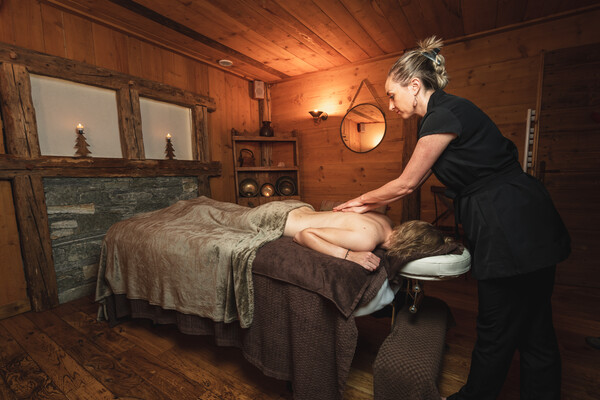 Soin de massage en cabine de bois au spa de l’hôtel